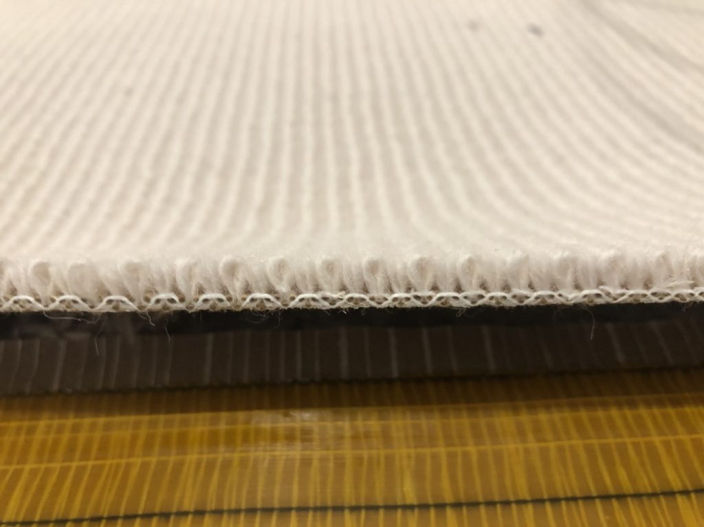 シメ糸という白い糸が残るようにカーペットを切断する