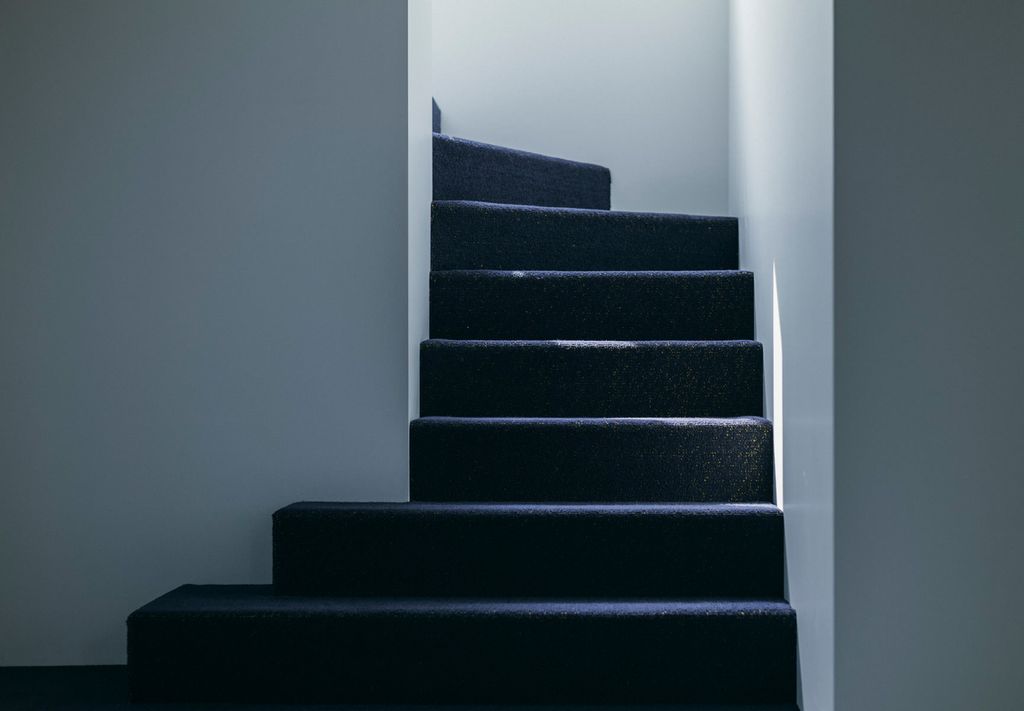 階段全体に敷かれたWOOLFLOORING「WFR15-100」