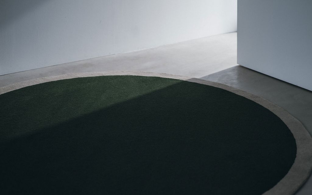 グリーンの丸いWOOLRUGが床に敷かれている