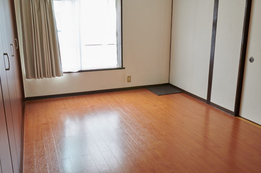 １枚目のウールタイルを部屋の角に配置