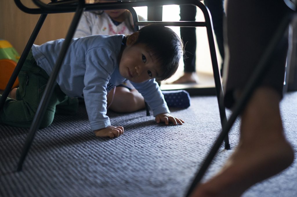 カーペットの上で遊ぶ子供