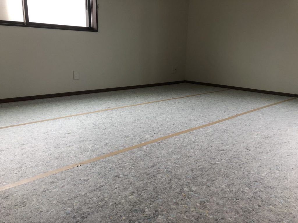床全体にクッション材を敷き詰める