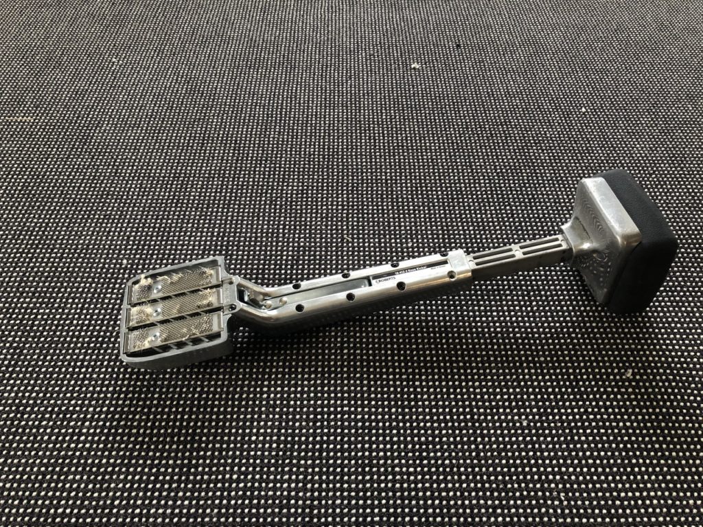 カーペットを敷き込むときに使用する「キッカー」という道具