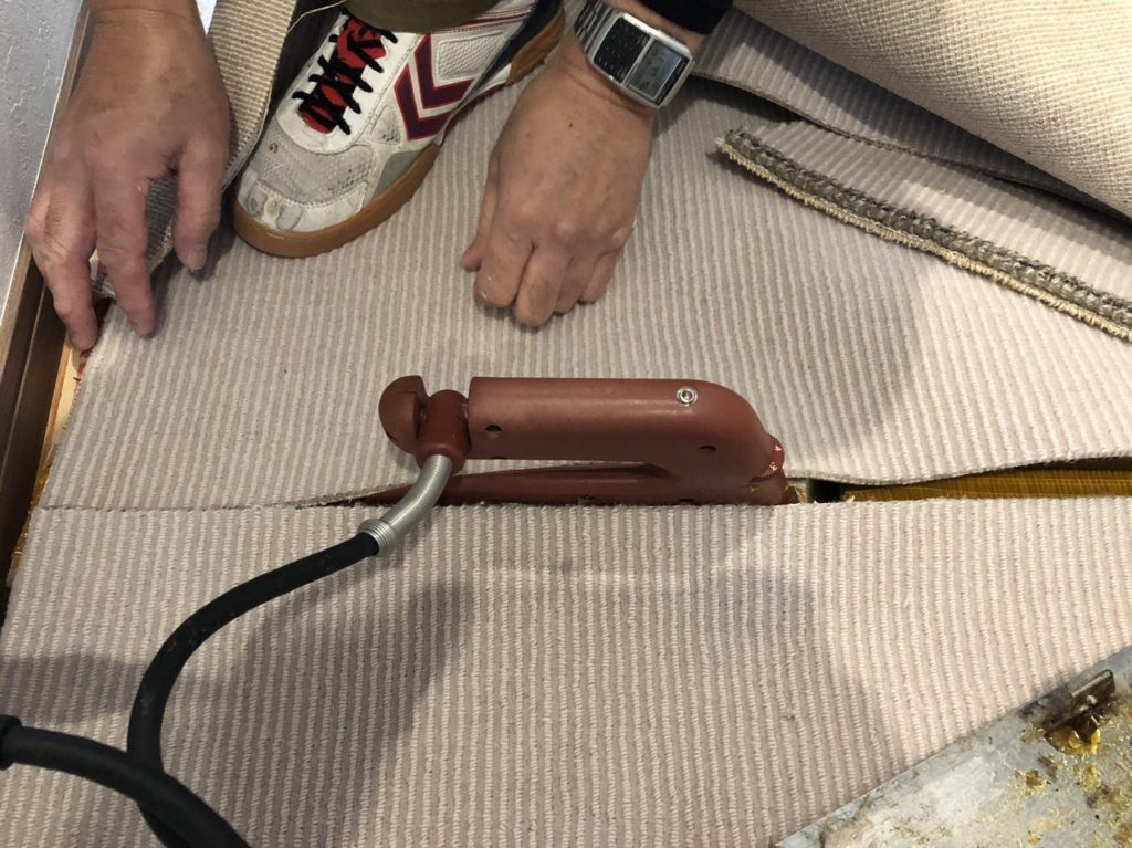シーミングアイロンで黄色いノリを溶かしながら接着