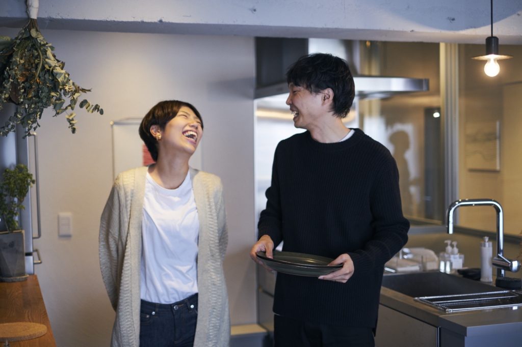 笑顔で会話する二人
