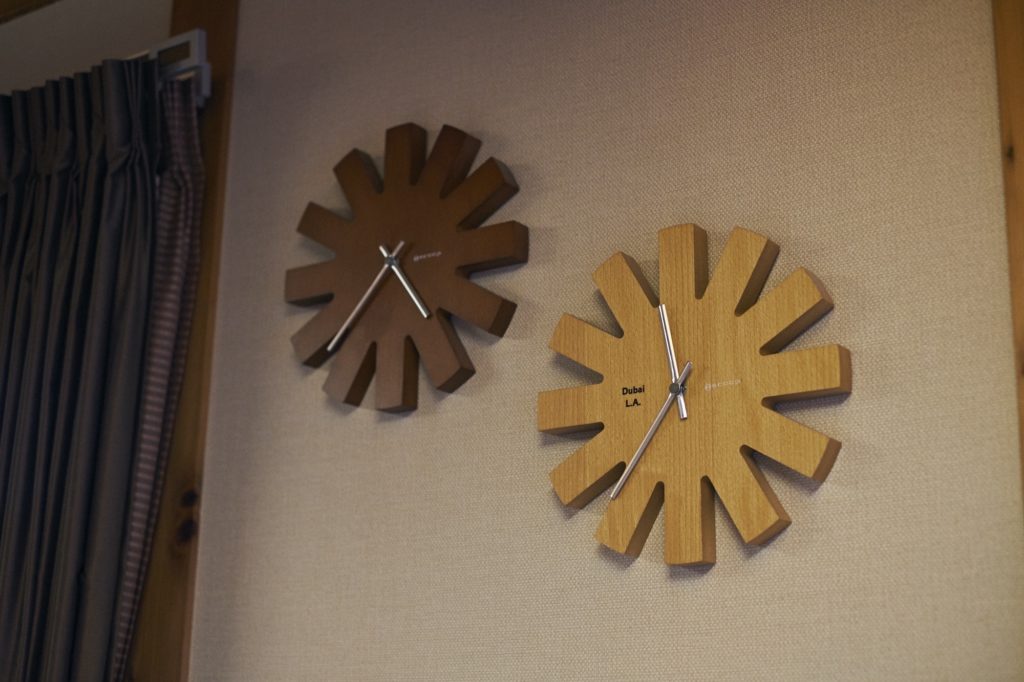 ドバイと日本の時間を示す時計が並ぶ