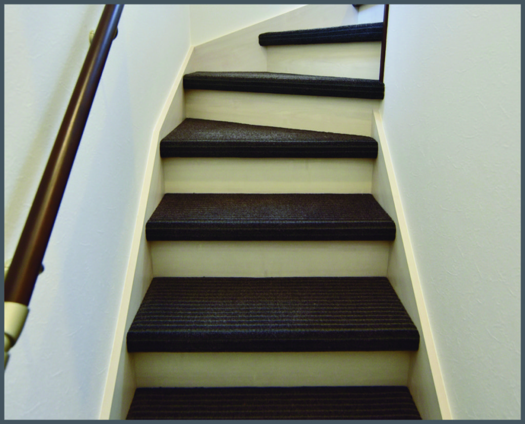 蹴込板部分と段鼻部分のカーペットの見せ方を考えて設計された階段の例①