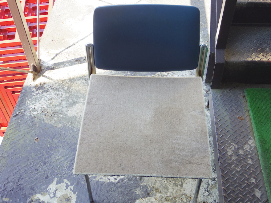 平らな椅子の上でカーペットを乾かす