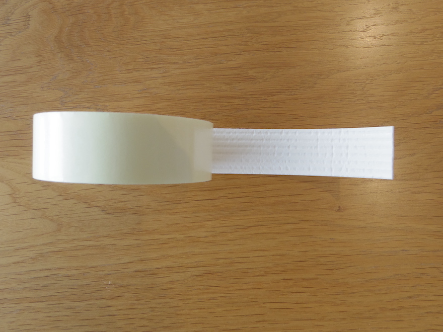 テープの様子。白い部分が床と接する面で、黄色い剥離紙が粘着面。